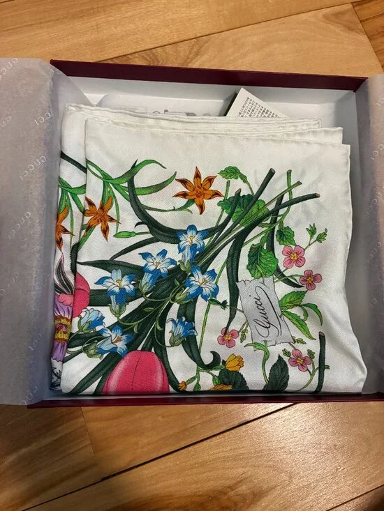 NWT Gucci Scarf Flora Print White/Multicolor Silk Scarf, In Original Box and Bag - Picture 6 of 9